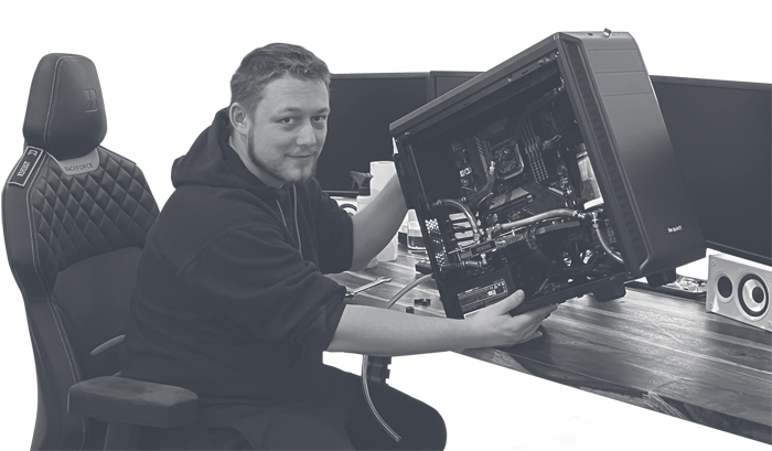Auf diesem Bild bin ich zu sehen, wie ich gerade die alte Flüssigkeit der Wasserkühlung meiner Workstation ablasse.